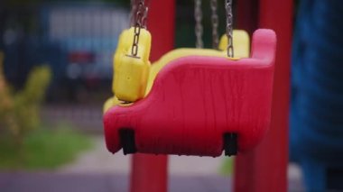 Rüzgarda sallanan kırmızı salıncak