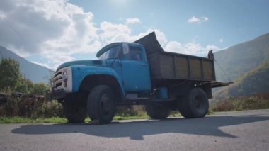 Kırsal bölgedeki eski mavi patika