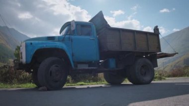 Kırsalda eski mavi patika