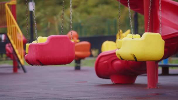 Parque infantil vacío en un día lluvioso — Vídeo de stock