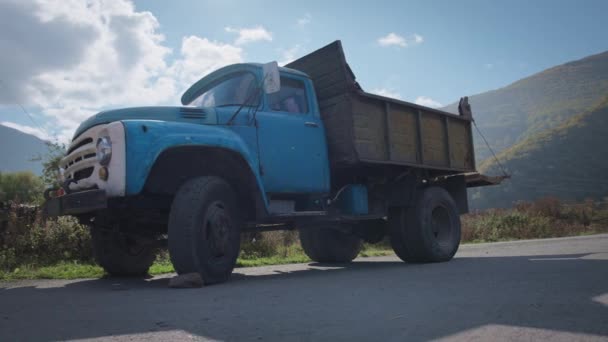 Стара доріжка проти красивого пейзажу — стокове відео