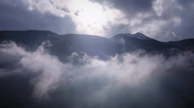 Bulutların arasından parlayan güneş ışınları