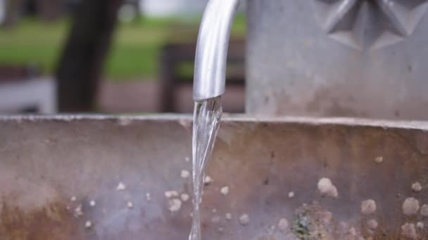 Wasser fließt aus dem Brunnenhahn — Stockvideo