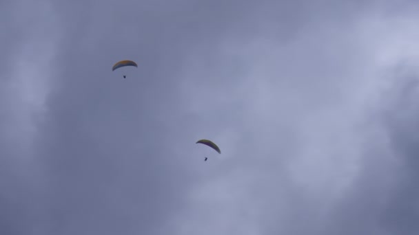 Twee paragliders die door de storm vliegen — Stockvideo