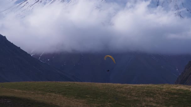 Bulutların altında paraşüt paraşütü — Stok video