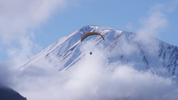 Parachutespringen vliegen in de bergen — Stockvideo