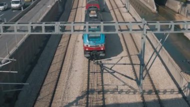 Tren şehir köprüsünün altından geçiyor.