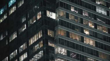 Geceleri yüksek katlı ofis binası