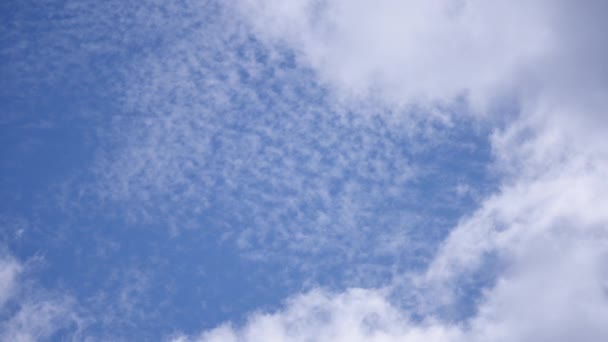 Белые облака на голубом фоне неба — стоковое видео