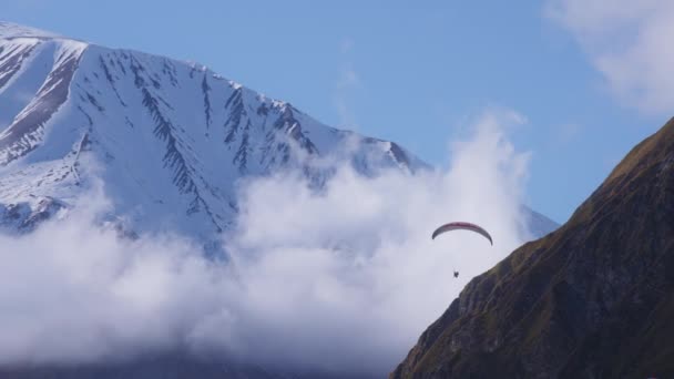 Скай-дивер літає між горами — стокове відео