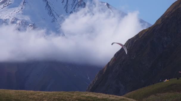 Parachutiste parapente dans les montagnes — Video
