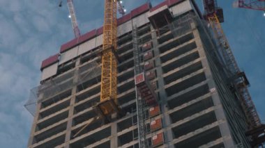 Turnalar beton bir binada çalışıyor