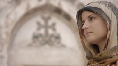 Geleneksel elbiseli kadın gözlerini açar.