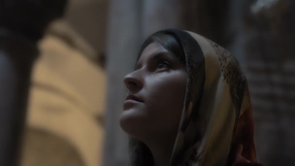 Młoda kobieta modląca się w kościele — Wideo stockowe