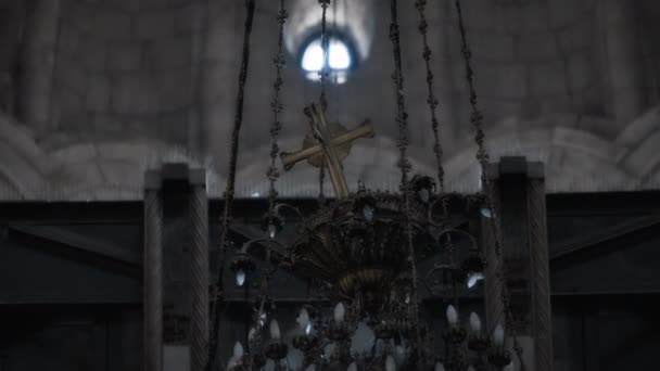 Ljuskrona med kors på toppen hängande — Stockvideo