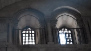 Kiliseye ışık huzmeleri geliyor.