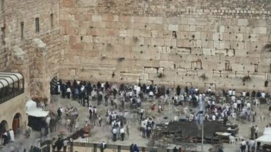 İnsanlar batı duvarında dua ediyorlar.