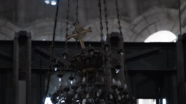 Araña colgando en la iglesia — Vídeos de Stock