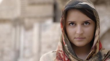 Genç bayan yukarı bakıyor.