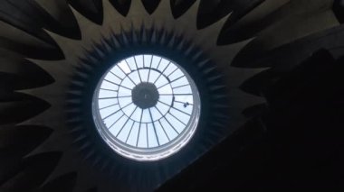Kilise kubbesinin altında uçan güvercinler.