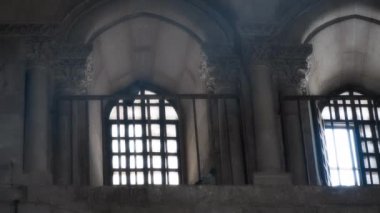Kiliseye pencereden ışık giriyor.