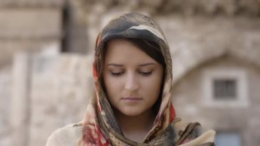 Geleneksel elbiseli kadın portresi.