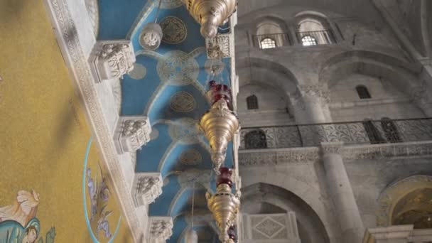 Interno della chiesa ortodossa medievale — Video Stock