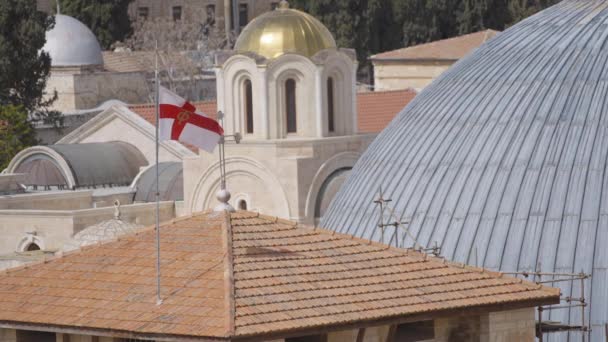 Bandera ondeando sobre el techo de la iglesia — Vídeo de stock