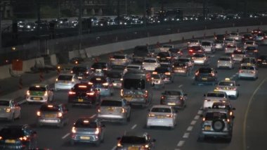 Çok şeritli bir otoyolda trafik sıkışıklığı