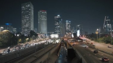 Şehir merkezinde gece trafik vardı.