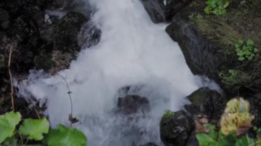 Güçlü şelale akıntısı