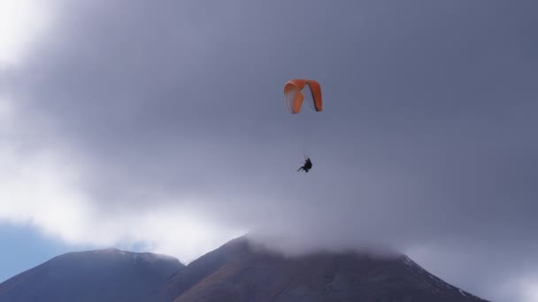 Parachutistes parapente au-dessus des montagnes — Video