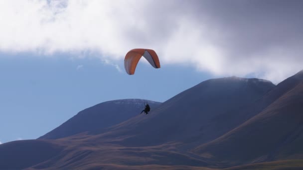 Paragliden in de Kaukasus — Stockvideo