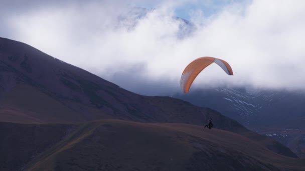 Colorido paracaídas deslizándose en el cielo — Vídeo de stock