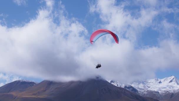 Paragliden tussen de wolken — Stockvideo