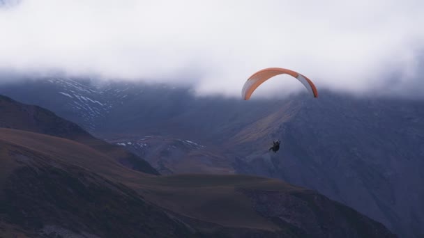 Paracaídas deslizándose por las montañas — Vídeo de stock