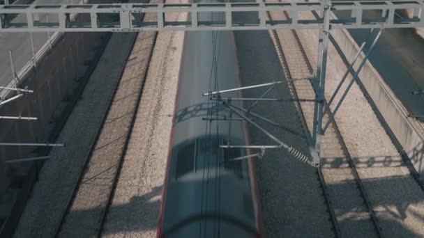 Train passant par l'autoroute à Tel Aviv — Video
