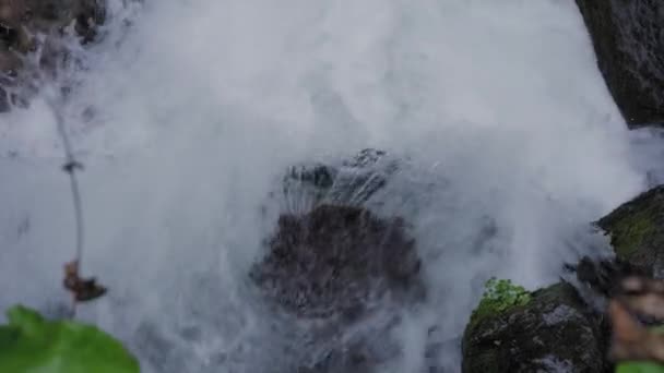 Potente torrente a cascata sul bordo roccioso — Video Stock