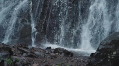 Şelale nehre düşüyor.