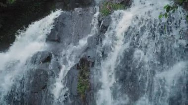 Şelale taşların üzerinde çağlıyor.