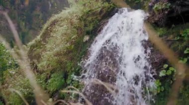 Kayalıkların kenarındaki şelale