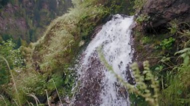 Şelale kayalık kenardan düşüyor