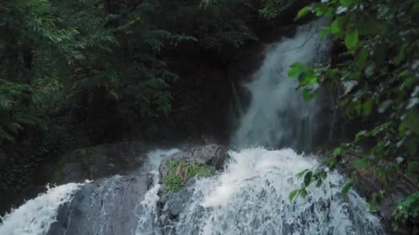 Kaskadowy wodospad podczas deszczu — Wideo stockowe
