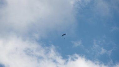 Uçan bir paraglider ile bulutlu manzara