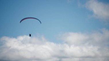 Gökyüzüne ve bulutlara karşı paraşütçü