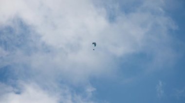 Paraşütçü, gökyüzü ve bulutlar