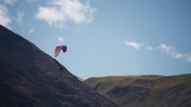 Dağ yamacının yanında paragliding