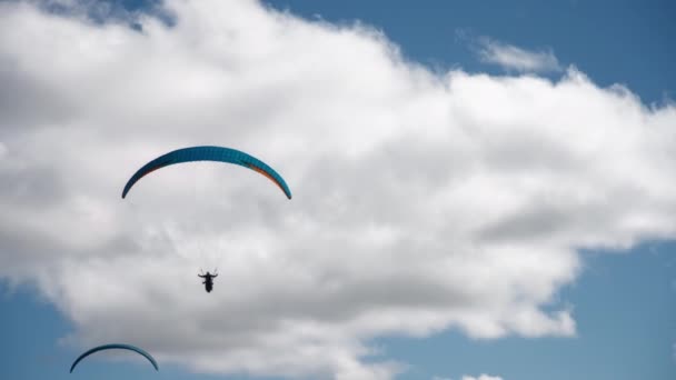 Paragliden tegen de bewolkte lucht — Stockvideo