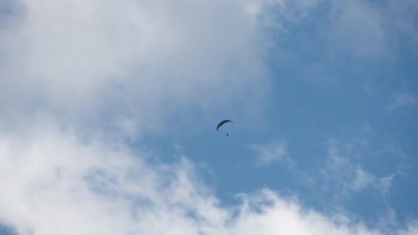 Cloudscape con un parapente volador — Vídeo de stock