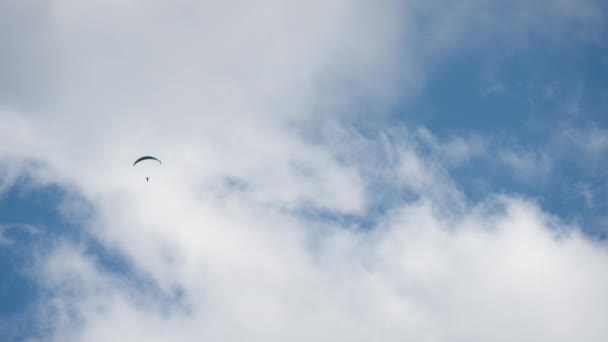 Cielo-buzo volando entre las nubes — Vídeo de stock